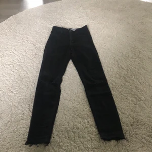 Svarta jeans  - Svarta tajta jeans med hål på båda knäna och slitningar nedtill. Bra skick!!🤩 köparen står för frakt 