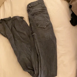 grå jeans från zara med slits  - Storlek 34