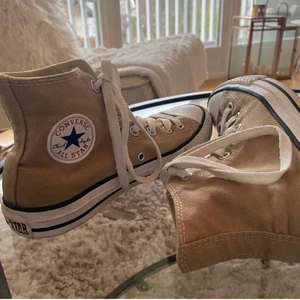 Bruna Converse  - Lägger ut annonsen igen pga oseriös köpare. Ljusbruna/beiga converse i storlek 36.❗️ BUDA I KOMMENTARERNA❗️Köp direkt: 450 kr💓