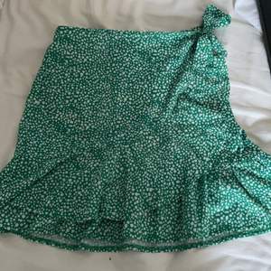 Säljer denna fina kjol från SHEIN pga alldeles för liten,, helt oanvänd💓 storlek M men skulle säga att det är mer är en xs/s💓 frakt tillkommer!