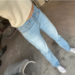 Vintage Levis jeans - Ett par superfina vintage Levis jeans jag köpte här på plick, men som tyvärr var för stora på mig. Så fina o lågmidjade! Skulle säga att de motsvarar en 38 i midjan, och är 81 cm i innerbenet! Bilderna är från tjejen jag köpte dom av❤️ Frakten ingår ej i priset, lagt bud är lagt!