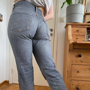 Levi’s jeans  - 511 mid Rise, med grey stonewash denim, passar S. 99% bomull 1% elastane. I bra skick 