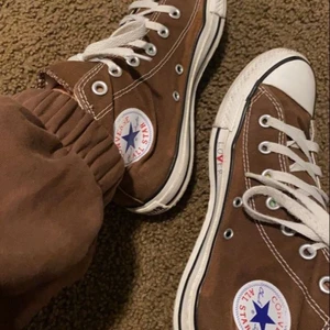 Bruna Converse storlek 36,5  - Bruna Converse storlek 36,5 passar även 37:) Första bilden är lånad.