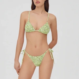 Bikiniöverdel st. S (slutsåld på hemsidan) - Snygg grön/gul bikiniöverdel från Pull&bear. Slutsåld på hemsidan. Helt oanvänd med lappen kvar. Säljer pga beställde fel storlek och tiden för retur har gått ut. Storlek S