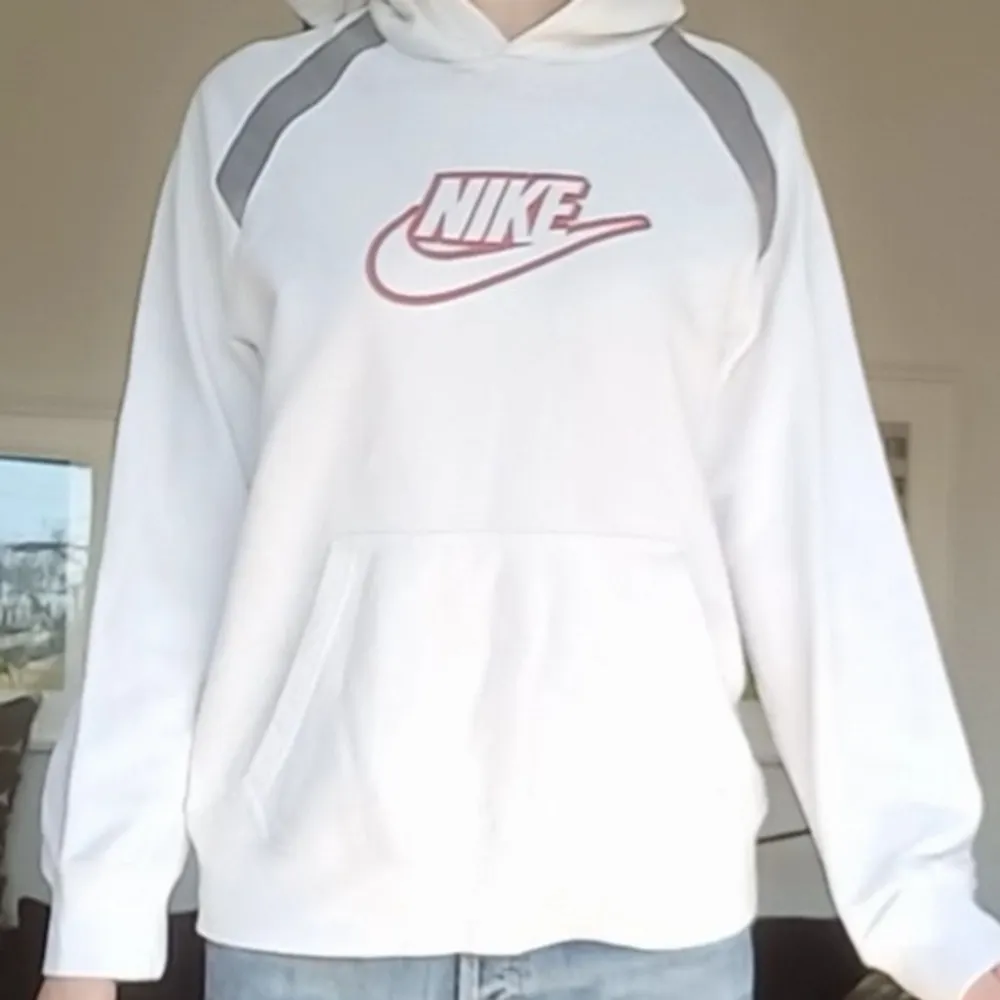 En väldigt snygg Nike hoodie köpt på humana💫 den är lite missfärjad vid fickan men det märks knappt💕. Hoodies.