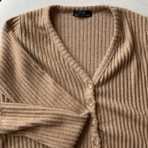 Kofta från Bershka - Säljer denna helt oanvända koftan från bershka. Superfin och väldigt mysig. Säljer då den ej kommer till användning. Storlek xs men passar s också. Nypris 199:- Mitt pris 50:- ink Frakt! 