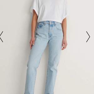 Säljer ett par Levis jeans 501 i en superfin ljusblå färg. Köptes förra året och är använda💗💗
