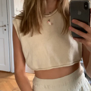Populär zaratopp - Stickad croppad topp från zara storlek S
