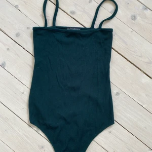 Ribbad body - Mörkgrön ribbad body från brandy Melville i one size. Endast använd ett fåtal gånger🌸🌸