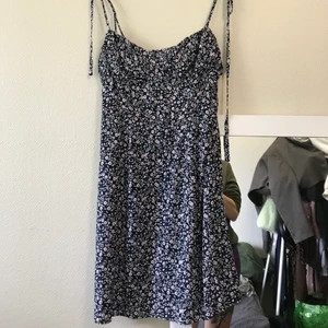 Sommarklänning  - Luftig och lätt söt sommarklänning jag använt ett fåtal gånger. Köpt i Italien förra året. Sitter så fint och smickrande till kroppen 💘 vid fler bilder skriv till mig!