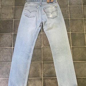 Vintage Levi’s 501 jeans - Ascoola levi’s 501 med unika detaljer. Passar w29/30 l32! 