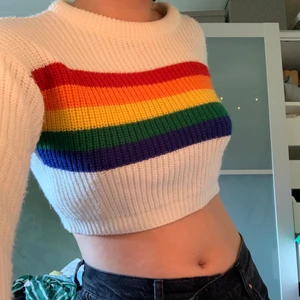 Regnbågströja  - Jättesöt stickat kort topp. Använd endast en gång. Som nyskick:) 