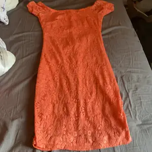 En fin stark orange spets klänning, den är i väldigt bra skick! ( kommer att tvättas innan jag postar den )