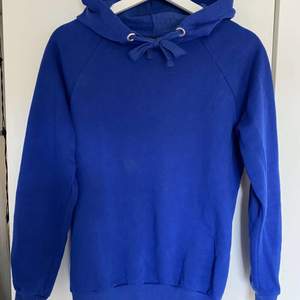 Blå hoodie i väldigt skönt material från Gina Tricot! Passar storlek XS/S pris 80kr 