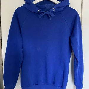 Blå hoodie från Gina Tricot  - Blå hoodie i väldigt skönt material från Gina Tricot! Passar storlek XS/S pris 80kr 