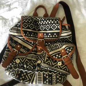 Väska - Fin och gullig ryggsäck. Har två innerfickor en av de med dragkedja och två ytterfack som visas på bilder 1 och 2.