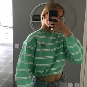 Junkyard- bend and snap - Tröja från junkyard som jag använt 3 gånger, köpte för 400 och säljer för 300, den är justerbar dom ni ser på tredje bilden. Beror på hur hårt du vill att den ska sitta vid magen. Står ”fresh” med lila text över det vänstra bröstet, Inte någon resorb i halsen så den är lite svår att få på sig om man precis sminkat sig. Kund står för frakten 