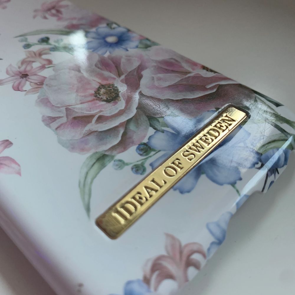 Ett ideal of sweden skal med blommor på. Det är i väldigt bra skick men på nedre delen på skalet är det lite repigt och har tappat färg. Men är väldigt litet och man tänker inte på det. Skalet är ungefär 2 år gammalt.. Övrigt.