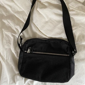 Axelväska - Magväska/axelväska som ej kommer till användning, fint skick och smidig att ta med sig. 