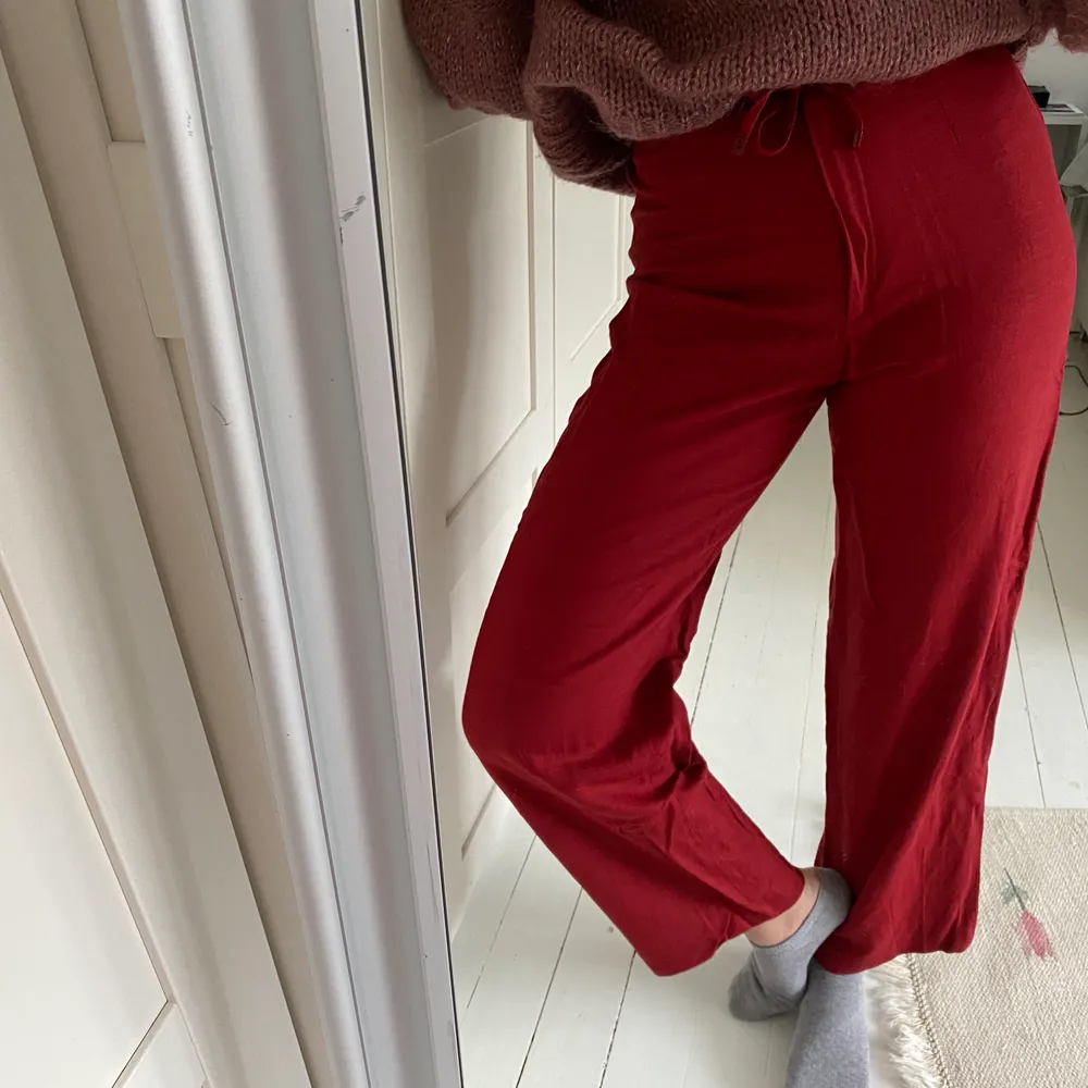 Ett par unika röda raka linnelikande byxor köpta vintage. Passar nog bpde 36 och 38 väldigt snyggt. Jeans & Byxor.