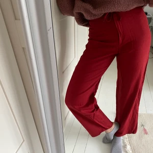 Linnebyxor - Ett par unika röda raka linnelikande byxor köpta vintage. Passar nog bpde 36 och 38 väldigt snyggt