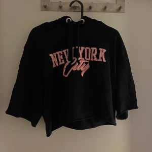 Croppad Hoodie Med Tryck - Croppad Hoodie med tryck. Köpt så, ej klippt själv. Använd 1 gång, bra skick. Bara att skriva vid intresse, frågor eller önskan om fler bilder. Endast post och Swish!