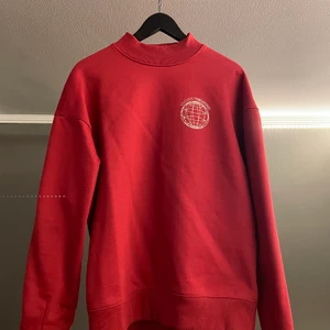 Daily Paper Mockneck Röd - Använd sparsamt och skicket är som ny! Sitter true to size medium. Nypris ligger någonstans runt 600kr plus shipping. Hör av er vid förfrågningar!