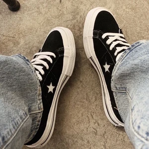 Converse one star stl. 39,5 - Svarta converse one star, sprillans nya så endast använda en gång! Frakt ingår ej!😇🤍 nuvarande bud:450