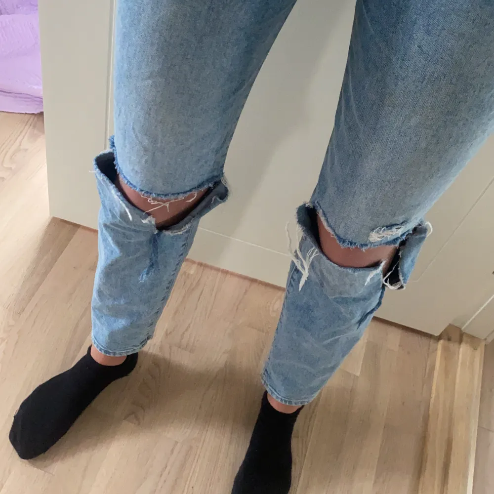 Jag säljer mina super fina jeans från H&M. Det här har varit mina absolut favorit jeans men säljer på grund av att jag tycker att dom är lite för korta. Dessa är helt slutsålda och dom är i väldigt bra skick. Jag är 178 cm lång och skulle passa perfekt på någon som är lite kortare. Köpta för 400kr. Du får stå för frakten. . Jeans & Byxor.