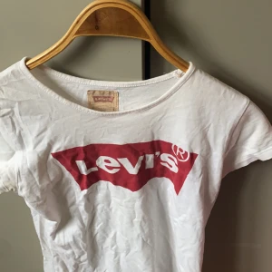 Levi’s t-shirt - T-shirt som är lite för liten för mig. Fin och passar till allt!!  