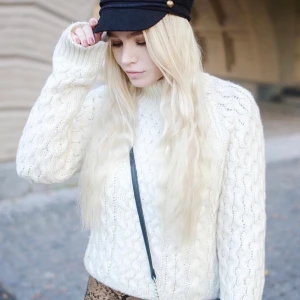 Stickad tröja - Stickad tröja i ullblandning från H&M. Storlek S. Lite nopprig på inre nedre kanten men det går att få bort.