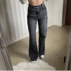 Zara jeans - Smått insydda i midjan men knappt använda! Hör av er vid eventuellt fler frågor💕 Köpare står för frakt!