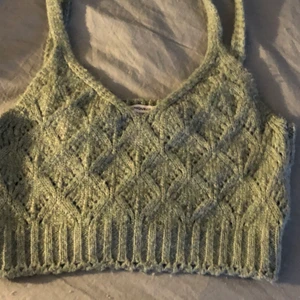 Grön topp - En stickad topp som inte är stickig o är väldigt söt och bekväm. 🥰 inte använts så mycket men den sitter fint på. 