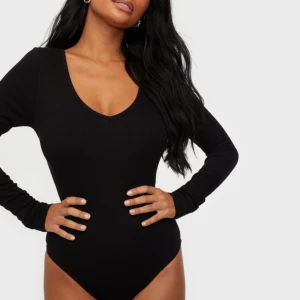 NAKD body - En svart body från märket NAKD i storlek M. Liten i storleken så passar mig som bara bär S. Finns tunna axelvaddar som går att plocka ut. Skriv för fler frågor eller egna bilder💗🤗