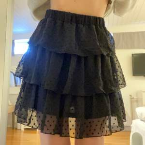 Jättesöt volang kjol som är helt oanvänd och endast testad!!🖤🖤 fler bilder går att fixa om det önskas!