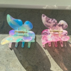 Hårklämma 🦋 - 2 st nya och oanvända hårklämmor i jätte fina färger! 🦋 Frakt på 40 kr tillkommer.