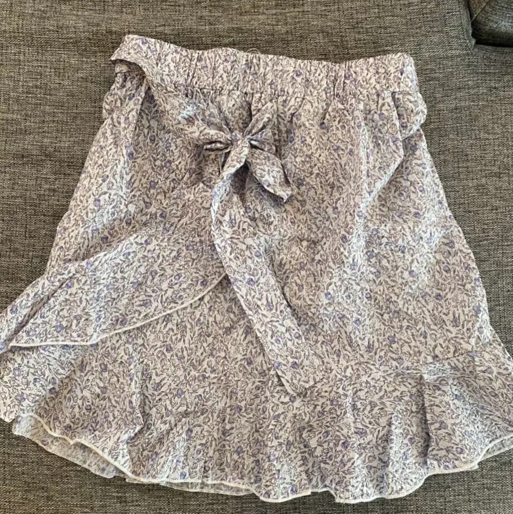 supersöt kjol från shein, precis som ny och aldrig använd! frakt tillkommer 💘. Kjolar.