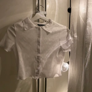 Tröja - Supergullig tröja med krage och knappar. Aldrig använd och kommer inte till användning heller. Den är köpt för några veckor bara och är så gott som ny! 