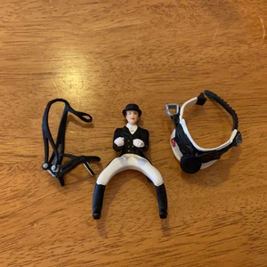 SCHLEICH Ryttare med tillbehör  - Säljer mina gamla leksaker, det har inte används mycket. Använts som prydnad. Fin skick och mjuk plast. Om önskas att skicka går betalning först innan sakerna postas! 🥰 Kostnad för frakt tillkommer