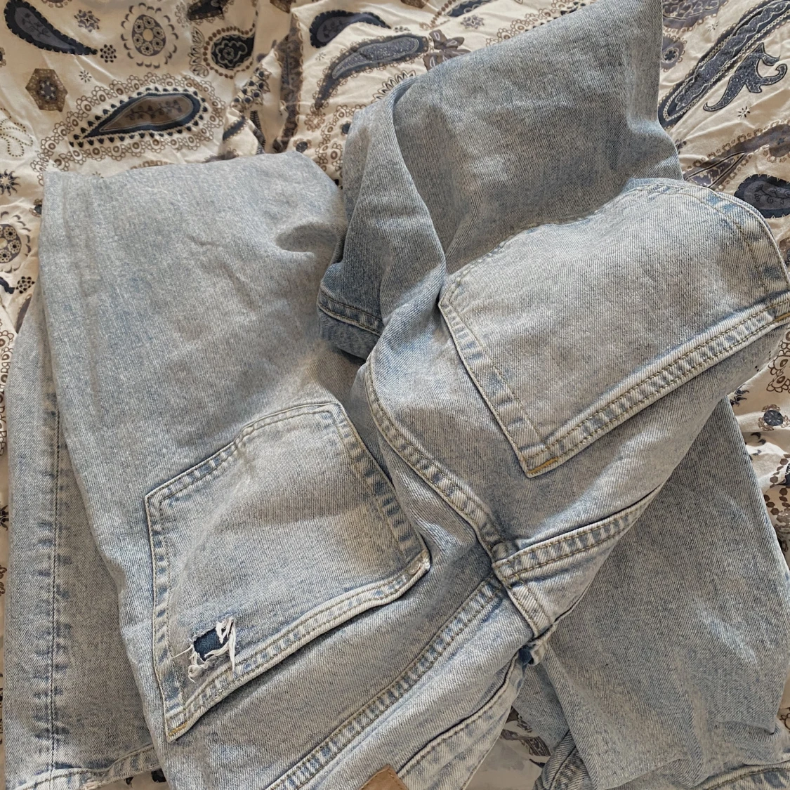 Blåa bootcut jeans med slitningar  - 91