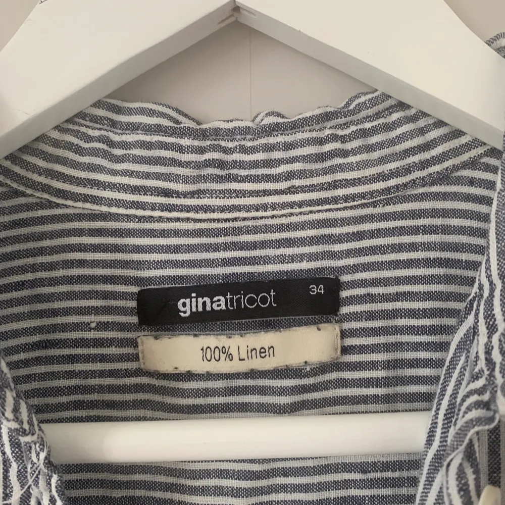 En underbar linneskjorta (100% linne) som är blå/vit randig från Gina Tricot. Strl 34. . Skjortor.