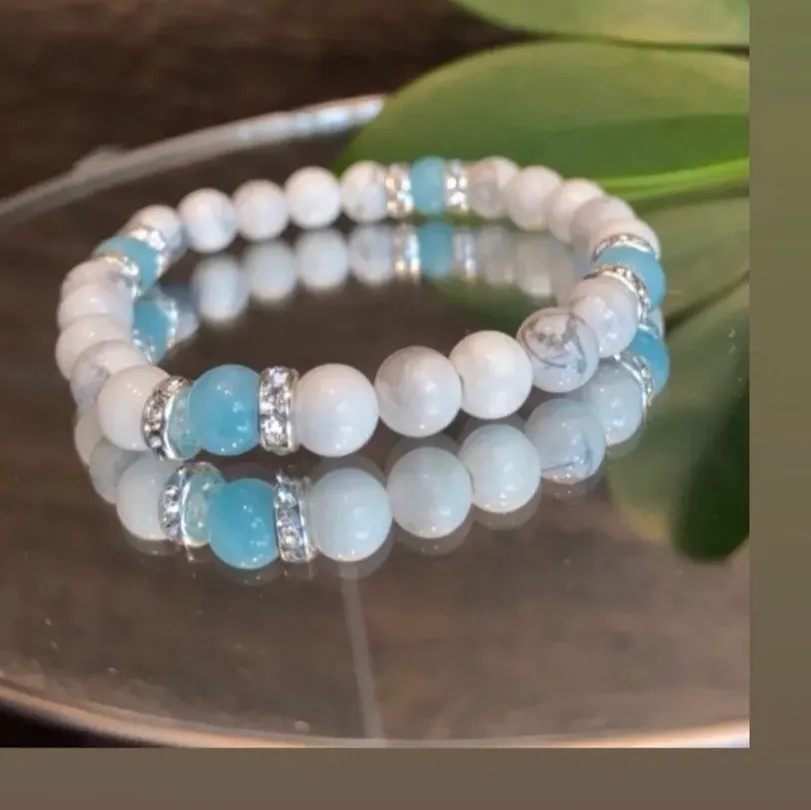 La perle UF säljer egna handgjorda armband med många olika vackra pärlor. En av våra favoriter är marmorpärlorna som används för att lindra stress och för att motverka sömnlöshet. Lägg till berlock för 8 kr!. Accessoarer.