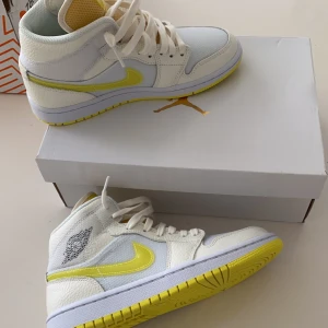 Jordan 1 mid “ voltage yellow “  - Storlek 37,5   HELT NYA!