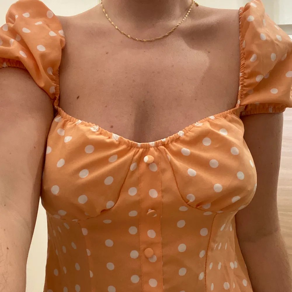 Orange polka klänning storlek S. Klänningar.