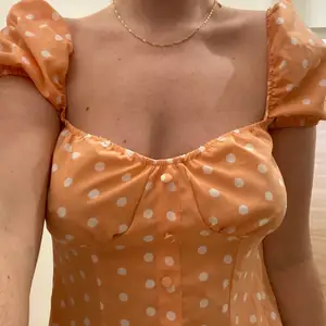 Orange polka klänning storlek S
