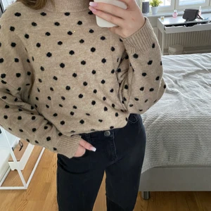 Hm tröja, prickig - Super söt tröja som är beige med svarta prickar. Säljer då jag kanske använt den 3 gånger, köptes för ca ett halvår sedan. Köparen står för frakten.🥰