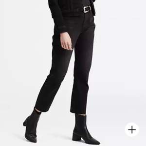 Svarta Levis jeans 501☺️ aldrig använda bra sick ❤️ köpta för 1099kr 🥰 säljer för det är inte min stil🤩