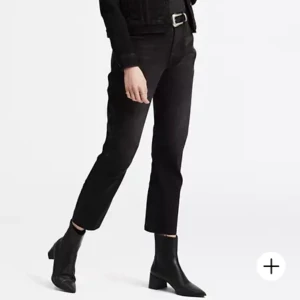 Levis jeans 501 - Svarta Levis jeans 501☺️ aldrig använda bra sick ❤️ köpta för 1099kr 🥰 säljer för det är inte min stil🤩