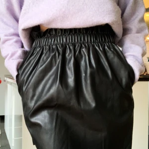 Kjol  - Svart kjol i skinn imitation med en söm upptill. 🖤