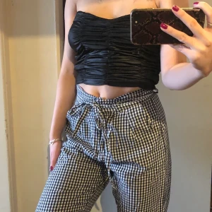 Rutiga byxor  - Raka rutiga byxor i asnajs material, perfekta till sommaren. Passar xs-s då du kan knyta i midjan. Jag är 167cm lång 🧚🏼‍♀️💞⚡️